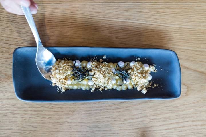 Los postres, como este 'yuzu' con merengue y alga 'nori', cuentan con el asesoramiento del repostero Xavi Climent.