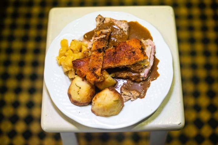 Plato de estofado de ternera en cerveza inglesa con puré de patatas de 'Los Chuchis', en el barrio de Lavapiés, Madrid.