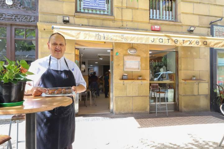 El director de cine no pudo resistirse a las croquetas que preparan en 'Hidalgo 56'.