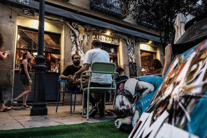 La terraza del local con el fachada al fondo pintada por el artista Ze Carrión.