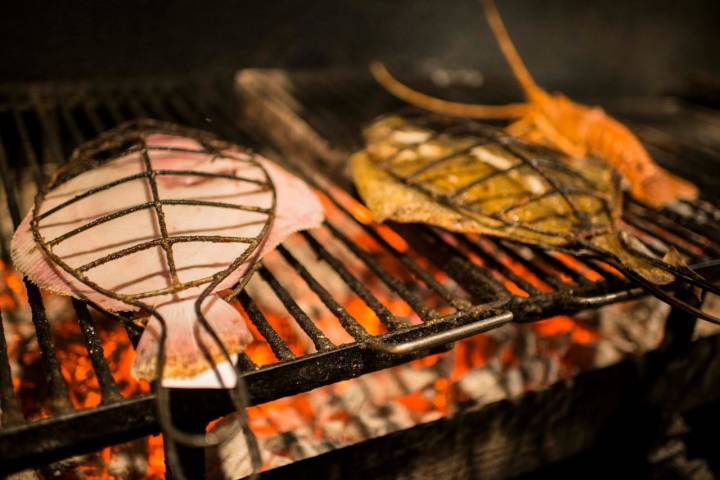 La parrilla, alimentada con carbón vegetal de encina, es la columna vertebral de 'Elkano'.