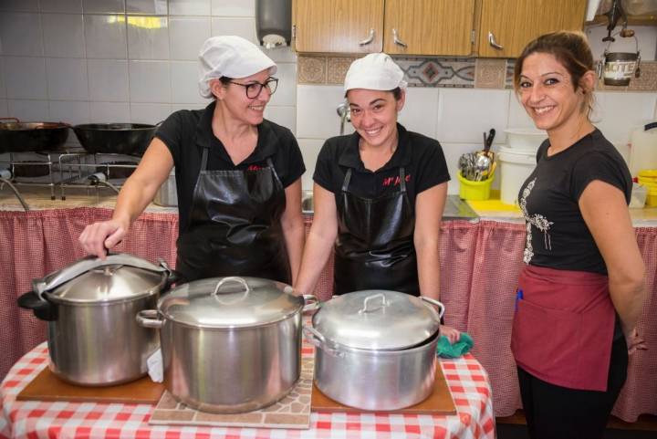 Mari, la mujer del propietario, y las cocineras del guachinche Quintero, en Tenerife, junto a las grandes ollas que preparan a diario.