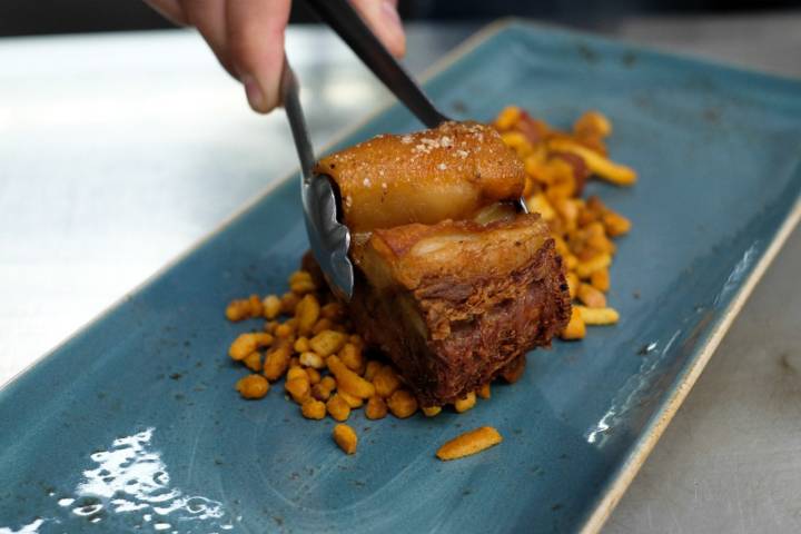 Platos de caza en Toledo: emplatado del cochifrito con migas manchegas con frutos rojos y salsa de manzana