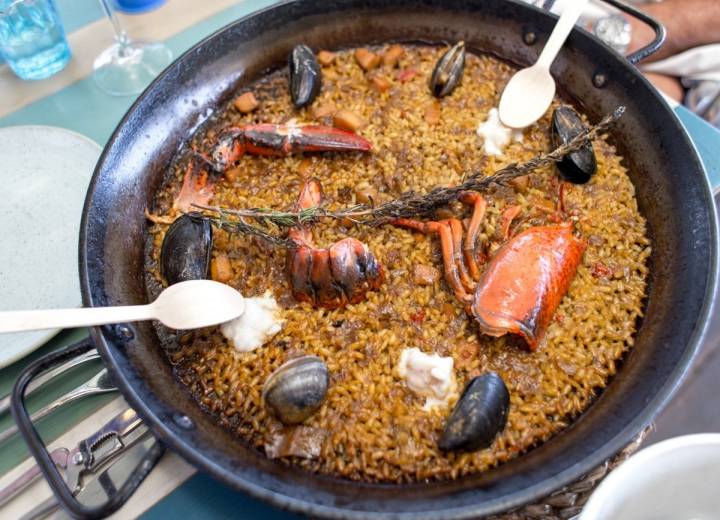 El arroz se degusta con unas características cucharillas de madera, para evitar que el metal distorsione el sabor del arroz.