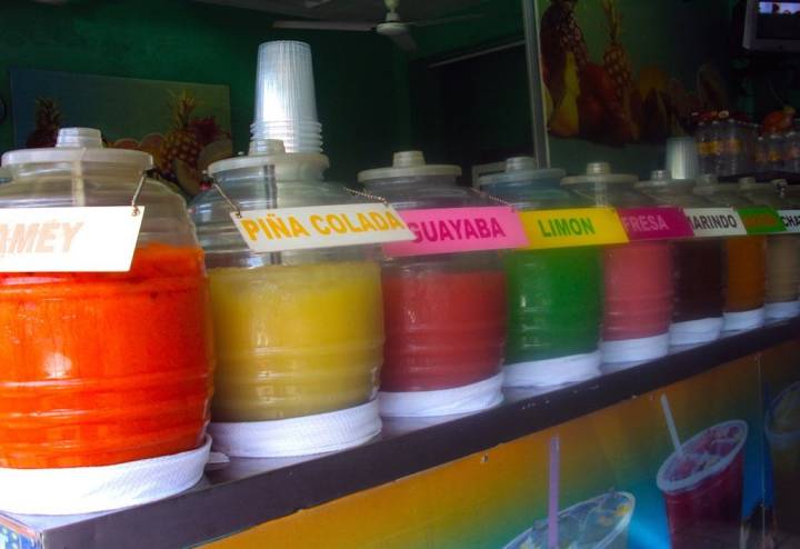 Aguas frescas en Querétaro junto al mercado de la Cruz. Foto: Rosa Tovar.