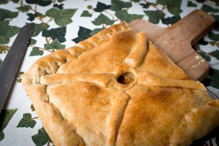 ¡Ya tenemos una empanada gallega lista para hincar el diente!