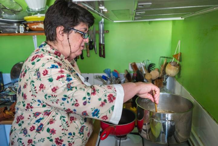 Rosa Tovar cocinando.