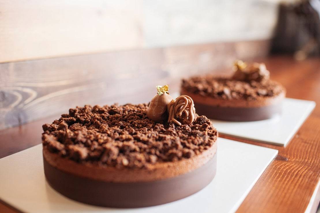 Tres postres de chocolate en una tarta