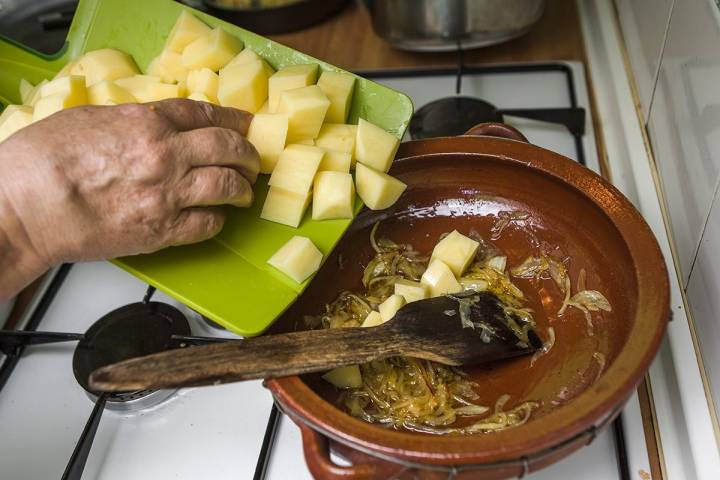 Preparando las patatas