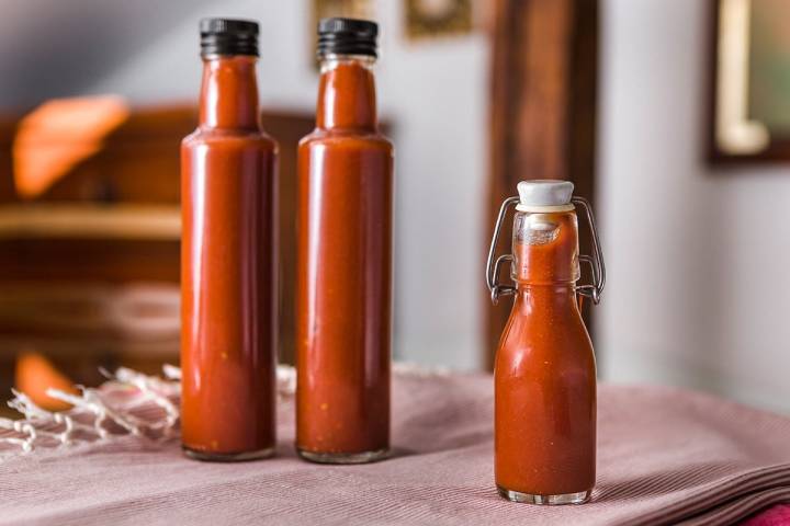 Tres botes de ketchup recién hecho.