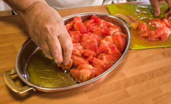 Colocando los tomates.