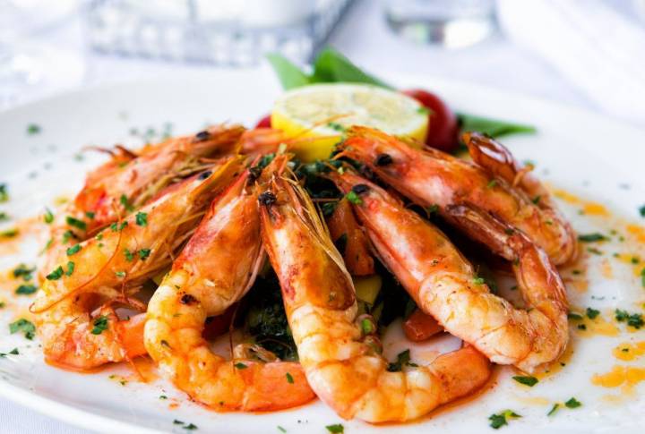 Langostinos con cúrcuma y limón. Foto: Shutterstock