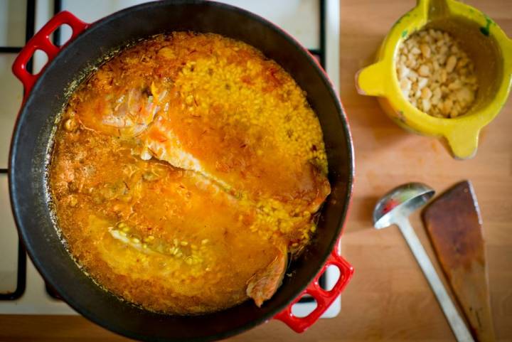 Luego dejar el arroz a fuego lento otros 5-6 minutos.