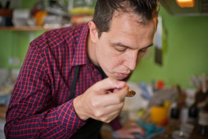 Los hombres preparan a la perfección la comida de todos los días.