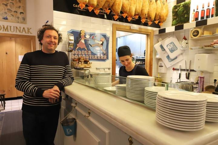 Miguel Montorio, en la barra de su 'Bodega Donostiarra'. Foto: Yoana Salvador