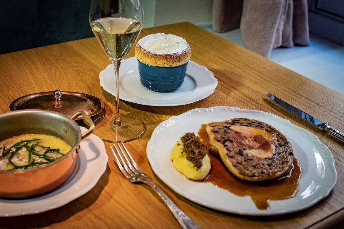 Celebra una cena como si estuvieras en la cúspide de la Torre Eiffel