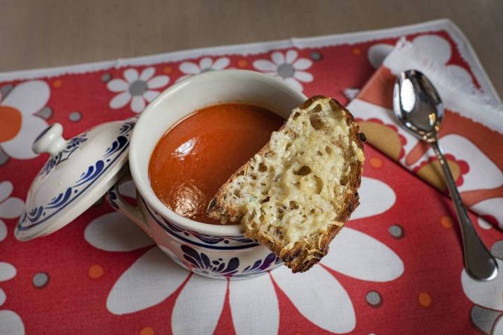 plato sopa de ajo con queso de mahon