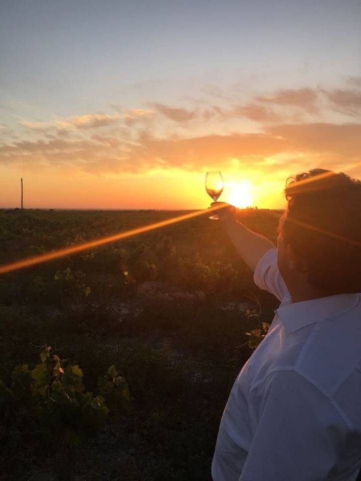 Los atardeceres son mejores con una copa de un buen vino en la mano.