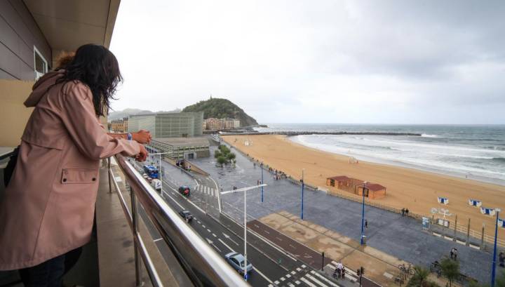 La playa de Zurriola, desde la terraza de uno de los apartamentos.