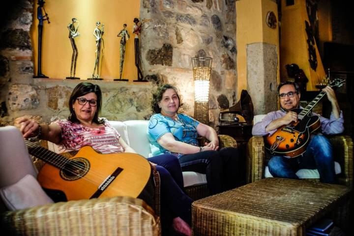 Lola Moreno, Constanza Sánchez y su marido, Pepe Varela, dueños del hotel.