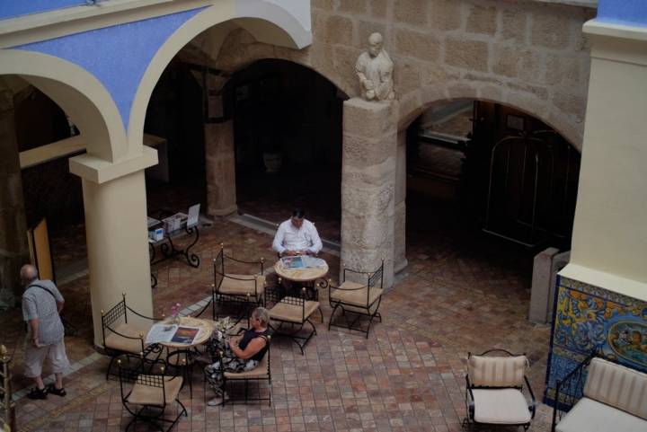 El hotel conserva partes de granito intactas del palacio original.