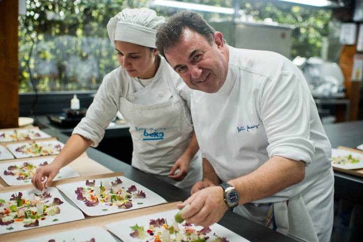 Martín Berasategui en las cocinas de su restaurante de Lasarte. Foto: Sofía Moro