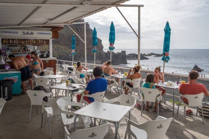 'Chiringuito Bollullo' está encaramado en una ladera con vistas a la playa de arena negra de La Orotava. Foto: Salvador Aznar