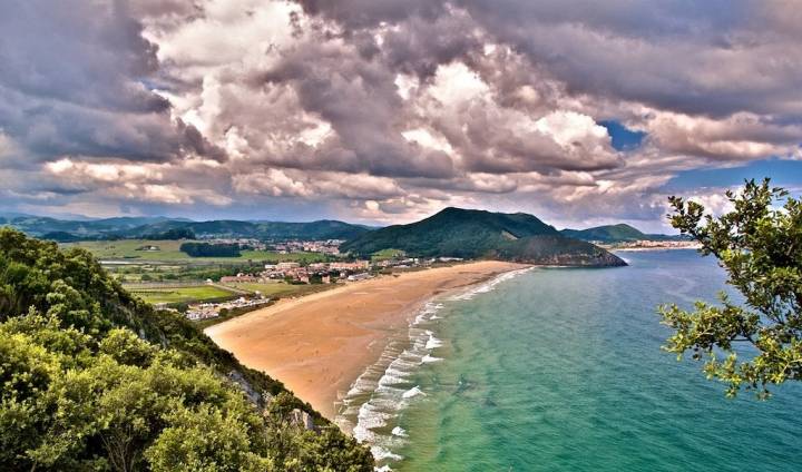 Playa de Berria (Santoña). Foto: Flickr / @saul_hr, derechos cedidos a guiarepsol.com.