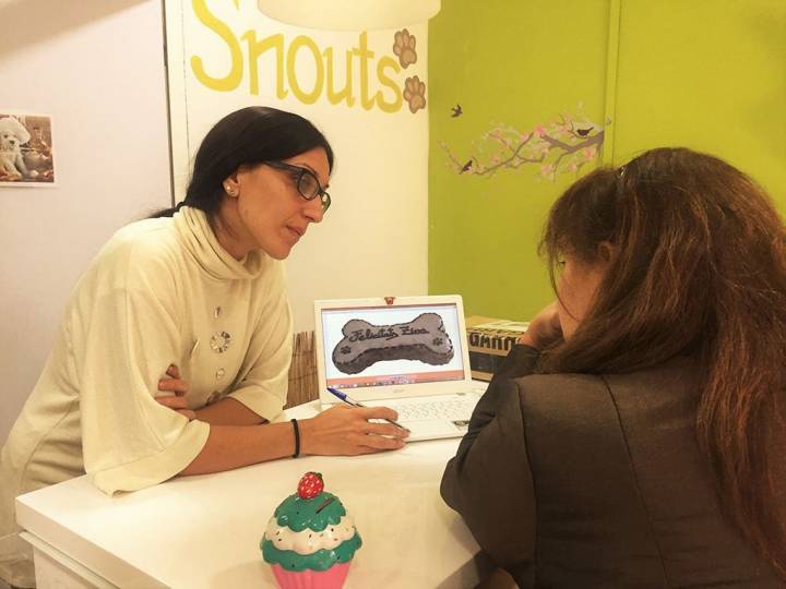 La dueña de Jacki encargando el pastel de cumpleaños de su mascota. Foto: Facebook.