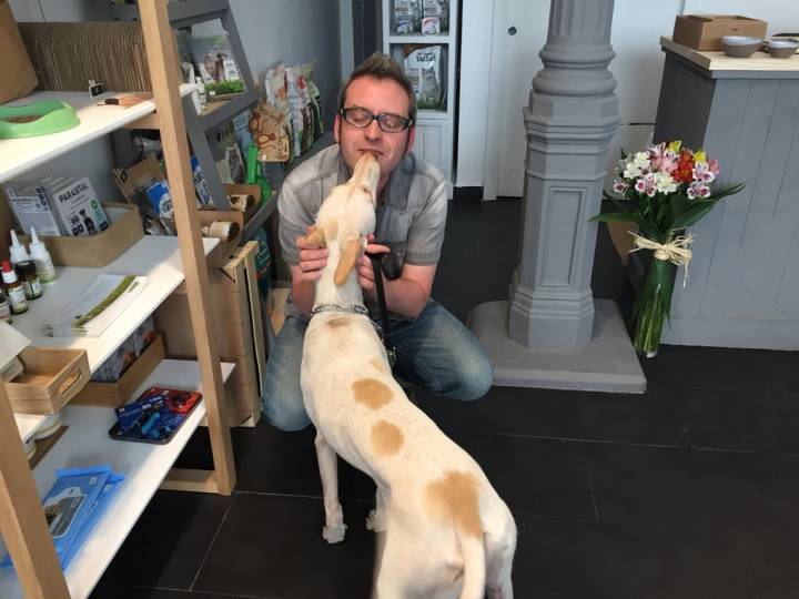 Pablo, de 'Podenko', recibe con alegría a todos perros que entran en su tienda. Foto: Sara Sáez.