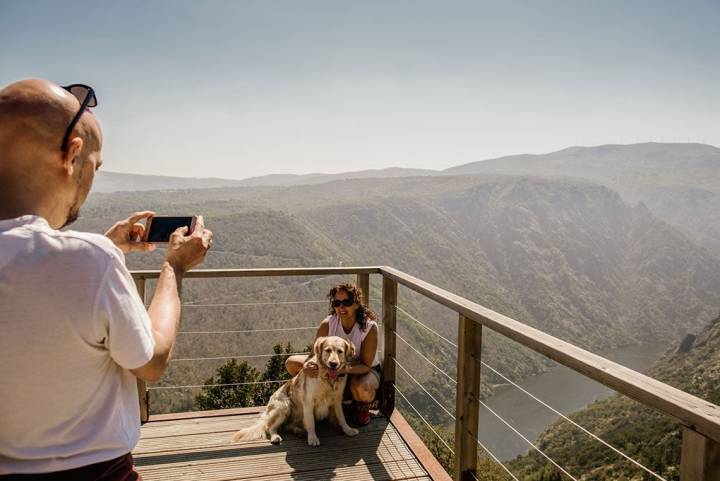 Luis, retratista de Elena y Kala en el mirador de O Boqueiriño.