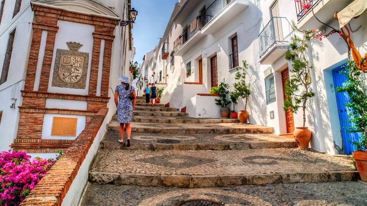 En las calles de Frigilia, uno de los pueblos malagueños más bellos. Foto: Shutterstock.