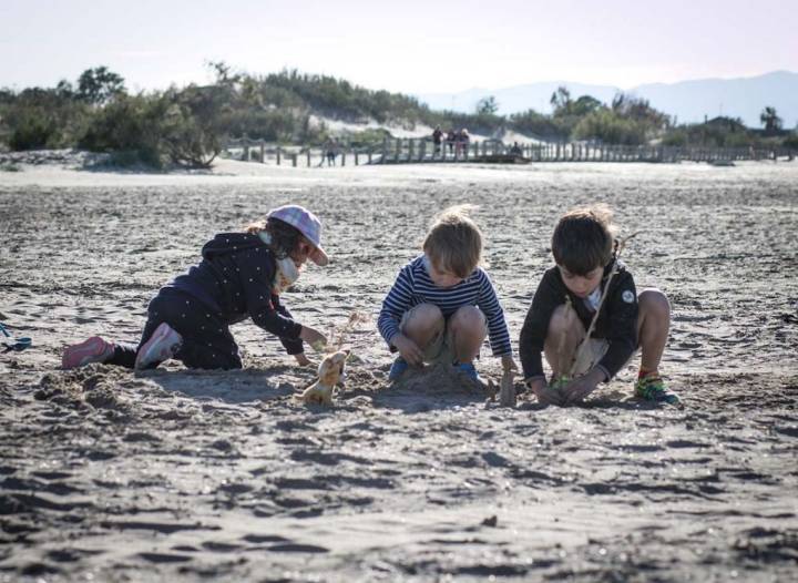 La arena de la playa de Riumar, una de las paradas más divertidas para los niños. Foto: Pekebikers.