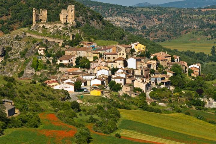 Vista del pueblo de Pelegrina, cerca del río Dulce. Foto: Shutterstock.