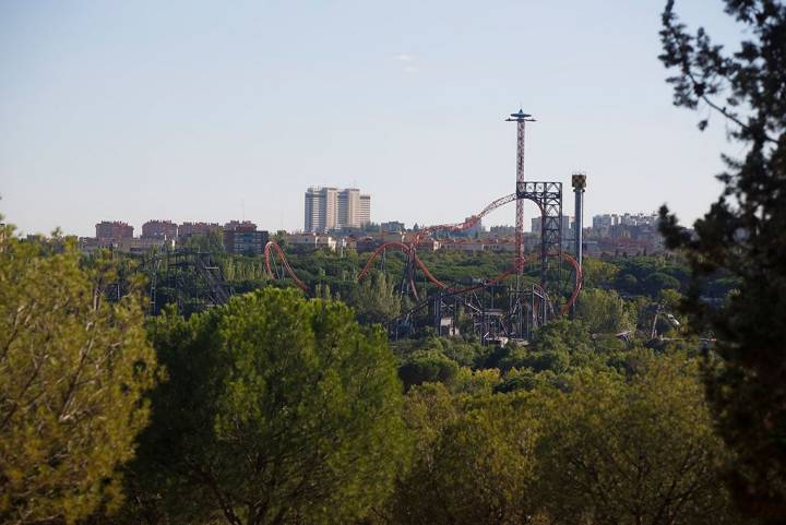 La montaña rusa del parque de atracciones es la tentadora vista que se encuentra uno al descender en la Casa de Campo.