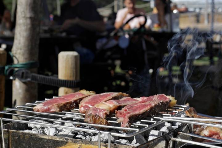 Los niños dejarán de jugar en cuanto huelan la carne a la brasa.