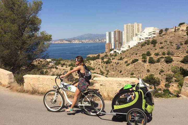 La mejor forma de llegar al paraíso con los peques es con bicicletas eléctricas.