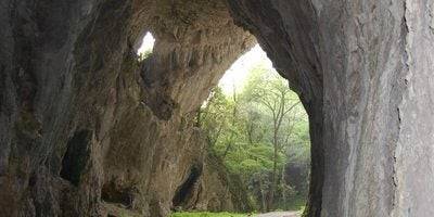 Interior de la cueva de Cullalvera.