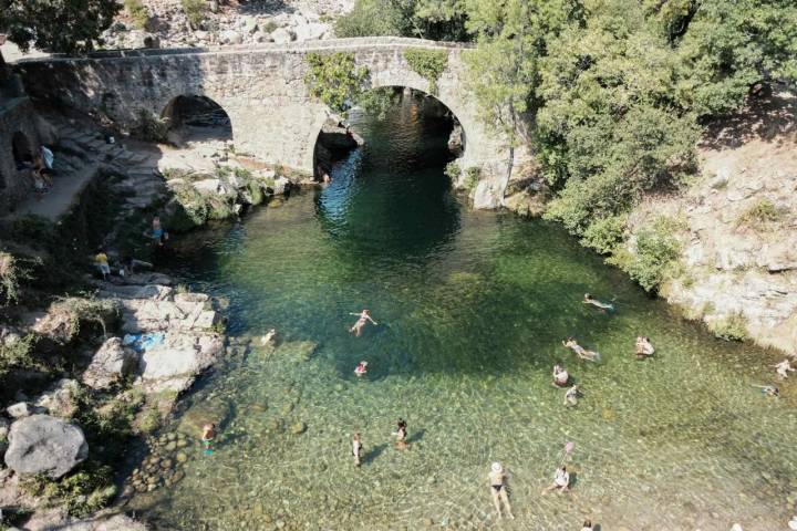 Baño en el charco principal de la garganta de Cuartos del Losar de la Vera