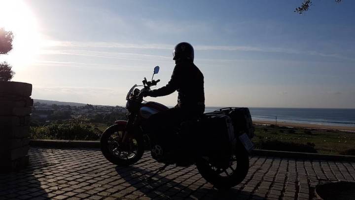 Admirando las vistas de la playa de Bolonia desde el Centro de interpretación de Baelo Claudia.