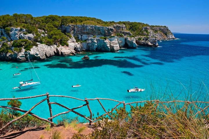 Uno no puede marcharase de la isla sin disfrutar de sus calas. Foto: Shutterstock.