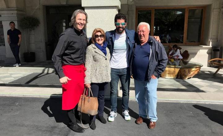 El actor junto a Óscar (izquierda), uno de los dos encargados de 'Sala', y los padres de este, fundadores del restaurante. Foto: Restaurante Sala.