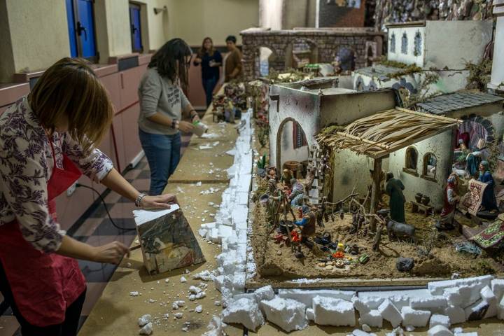 Unos 25 voluntarios, de todas las edades, colaboran en la Asociación Cultural Belén Bíblico Sta. Ángela de la Cruz.