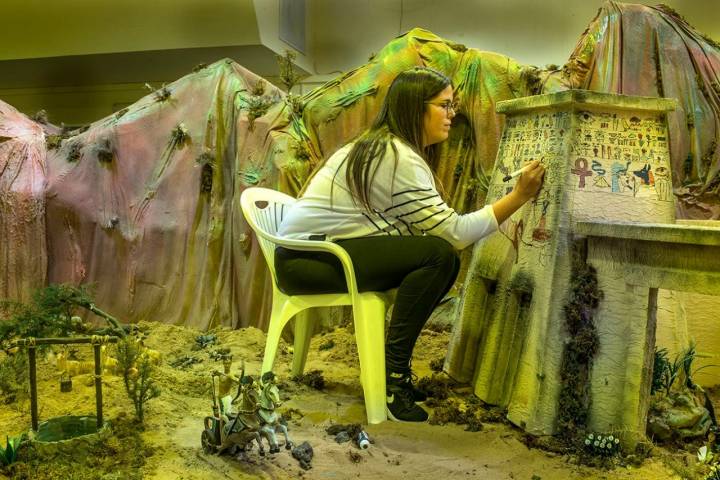 Noelia reproduce las pinturas que decoraban el pilón del Templo de Lúxor.