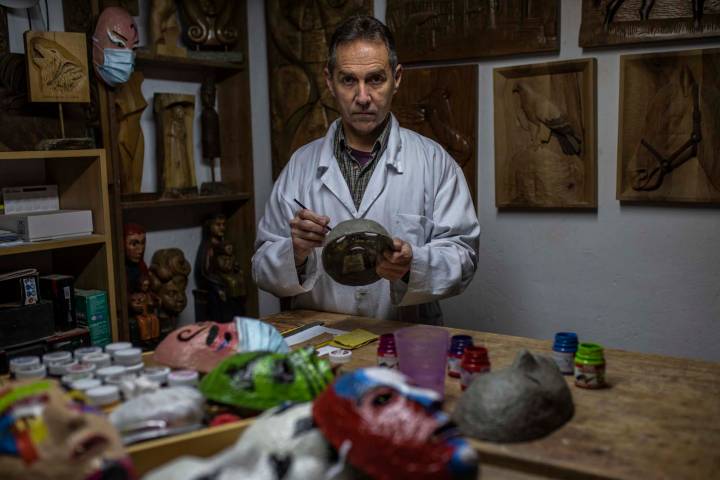 Carlos Andrés Santos, el artesano de las máscaras del Carnaval de Villanueva de Valrojo.