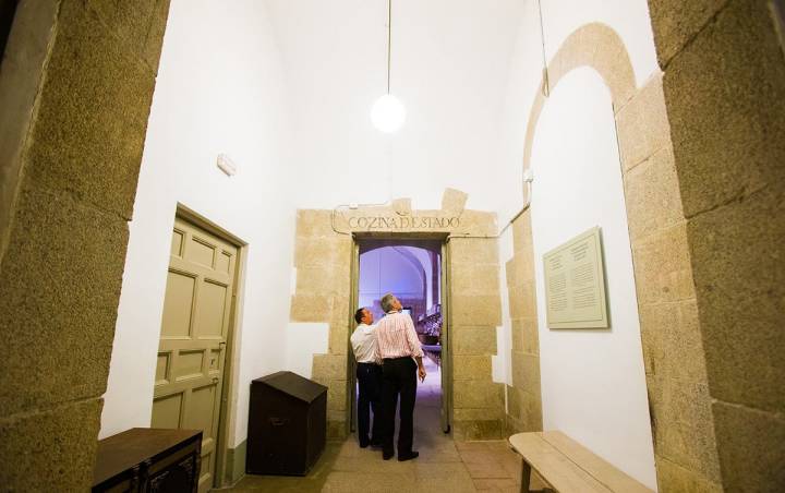 Cocinas Palacio Real: El nombre de cada estancia aparece en el dintel de la entrada. Foto: Máximo García