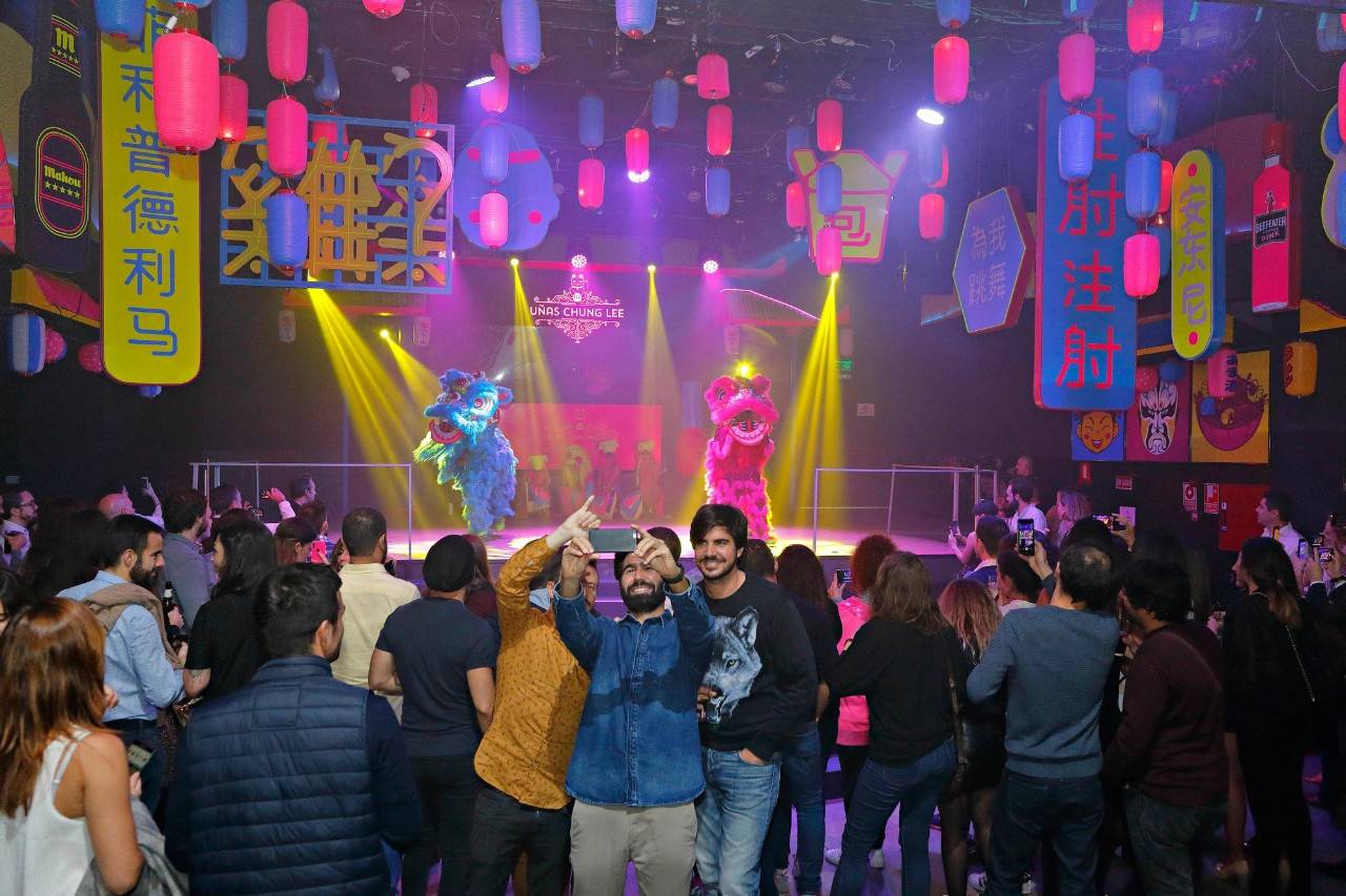 Tienda de uñas por fuera, discoteca por dentro