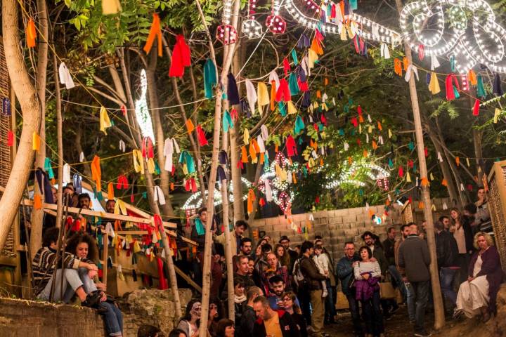 El barrio del Carmen durante Intramurs está plagado de puntos de encuentro y escucha.