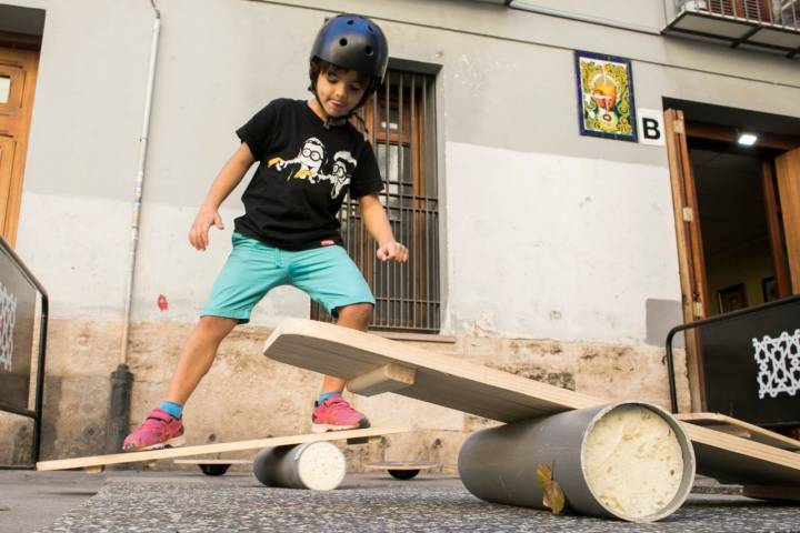 En los talleres de Mini Intramurs se pueden elaborar juguetes para que luego se diviertan con sus propias creaciones.