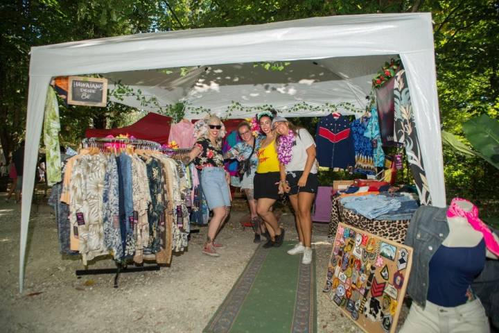 Uno de los puestos de ropa y objetos de  la edición de 2017 del festival PortAmérica, en Caldas de Reis, Pontevedra.